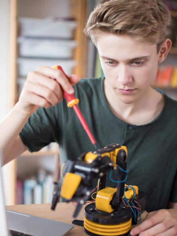 В МГУ прошёл финал олимпиады «Ломоносов» по робототехнике