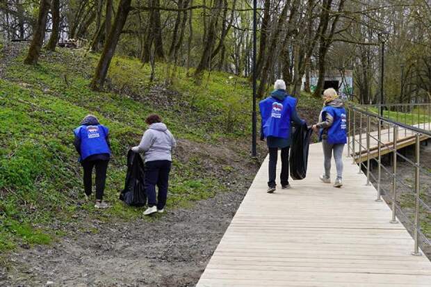 В Смоленске вокруг Солдатского озера убрали мусор