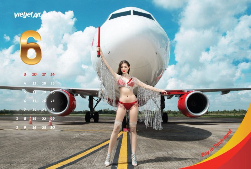 Стюардессы в бикини в календаре авиакомпании VietJet