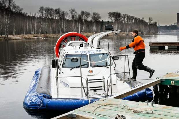 Спасатели обеспечивают безопасность на водных объектах Москвы. Фото: mos.ru