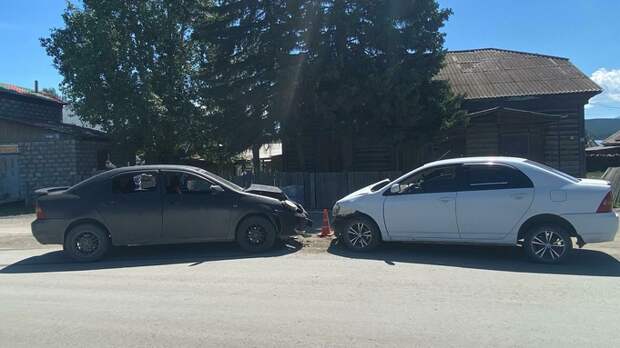 На Алтае при лобовом столкновении пострадала 25-летняя автомобилистка