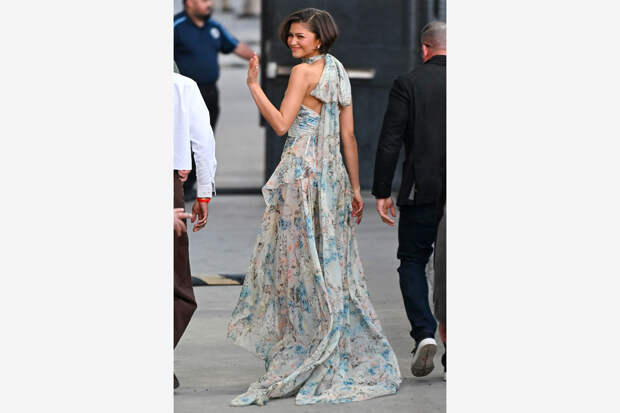 Зендея очаровала фанатов появлением на шоу в полупрозрачном платье