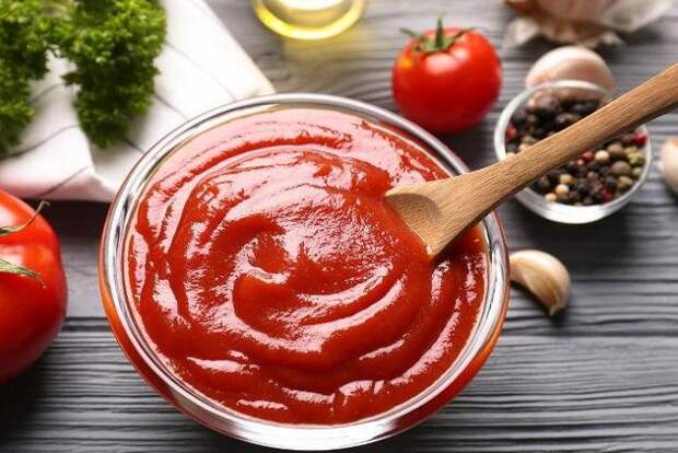 Кетчуп не сразу стали делать на основе томатов. / Фото: fb.ru