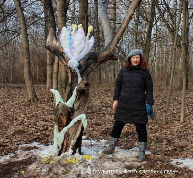 Жительница Кузьминок украсила лес волшебными снежными скульптурами
