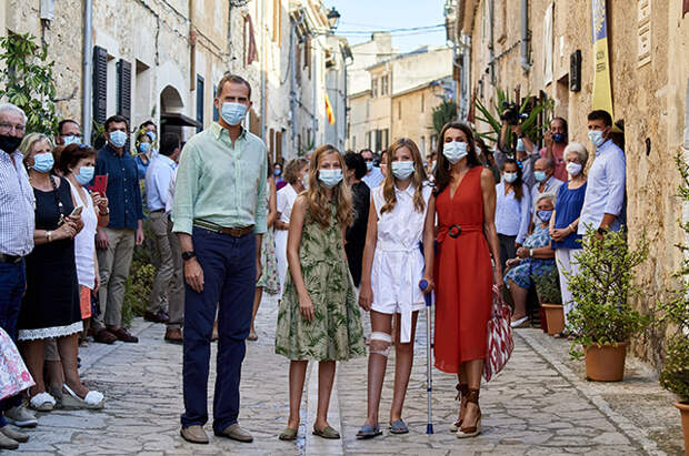 Королева Летиция и король Филипп VI вместе с дочерьми прилетели с визитом на Майорку