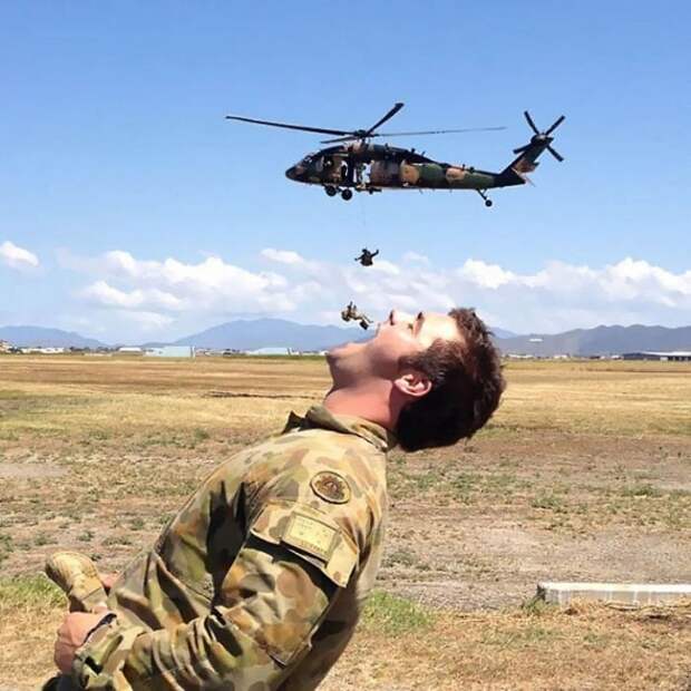 Военнослужащие развлекаются
