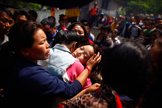 Дочь непальского шерпы погибшего под лавиной. Фото: Niranjan Shrestha / AP