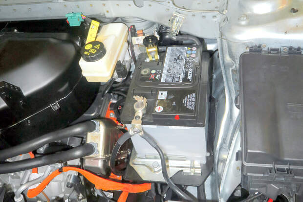 Двенадцативольтовый аккумулятор размещен в привычном месте под передним капотом