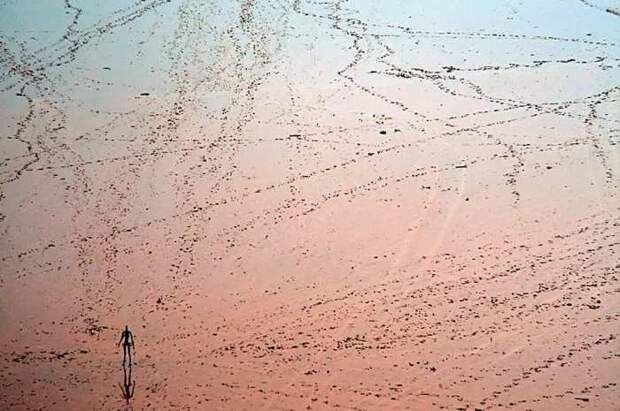 На всей площади озера установлены оригинальные скульптуры. На всей площади озера установлены оригинальные скульптуры.