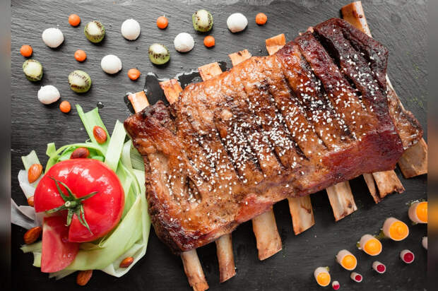 Сочные ребрышки с интересным соусом: гости просят добавки снова и снова