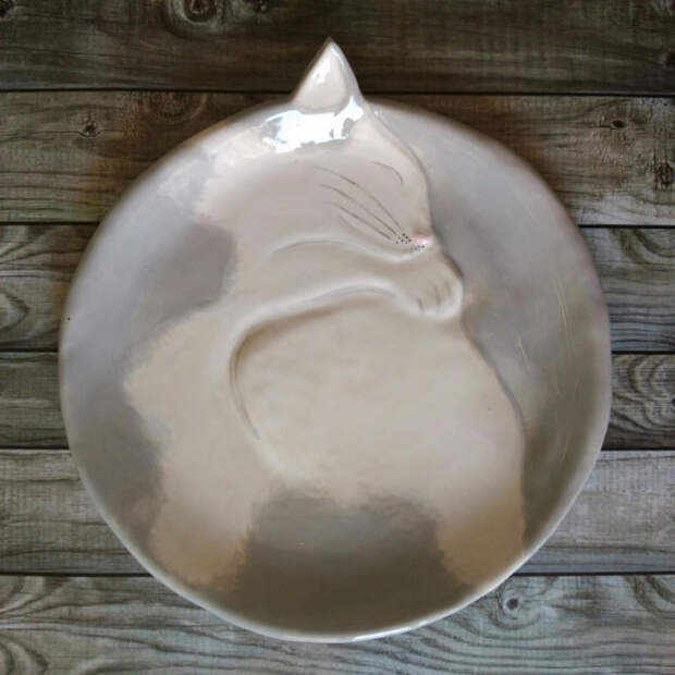 12 прекрасных декоративных тарелок в виде уютно свернувшихся кошек