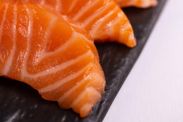 Врач указал на риски употребления сырой и слабосоленой рыбы