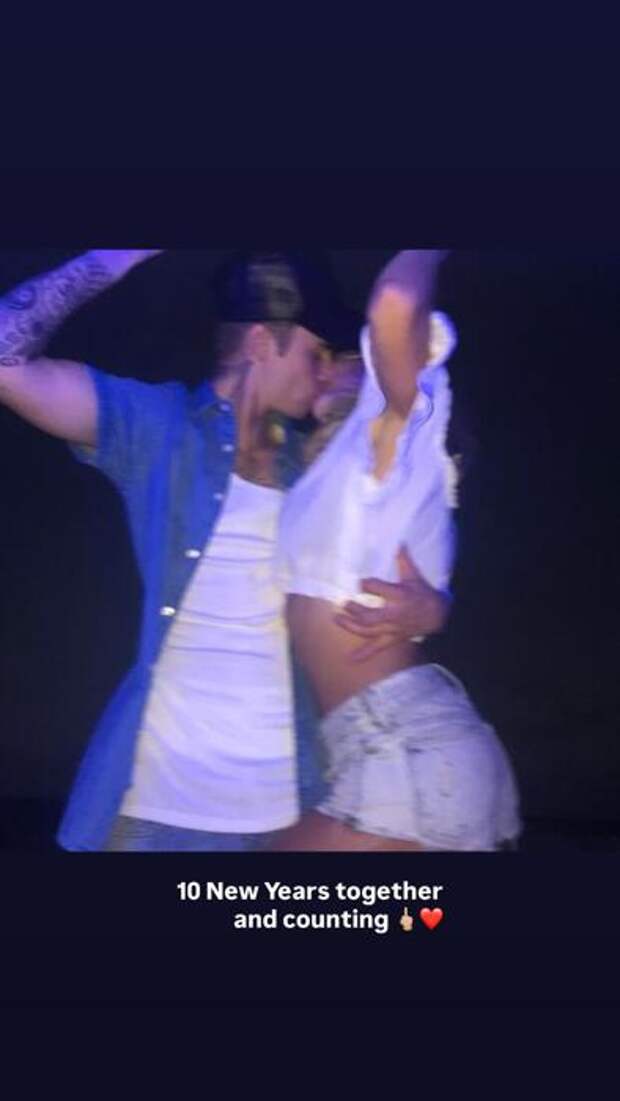 «10 лет вместе»: Хейли Бибер показала страстный поцелуй с Джастином в новогоднюю ночь