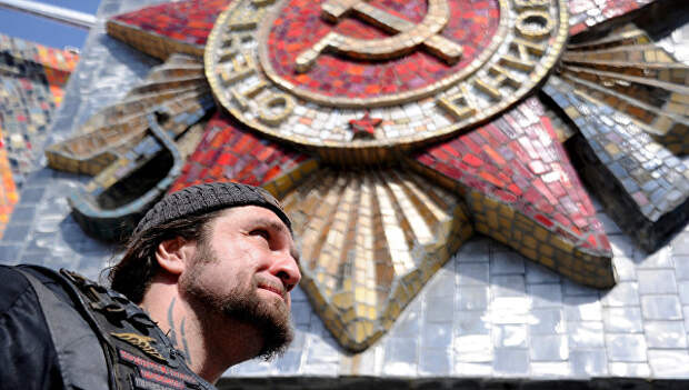 Александр Залдостанов во время посещения мемориала Курган Славы под Минском