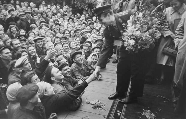 Как Юрия Гагарина встречали после полета (ФОТО)