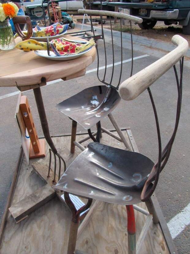 Есть блины с лопаты можно только сидя на таких стульях. Для полноты образа починил, смекалка, юмор, ясделяль