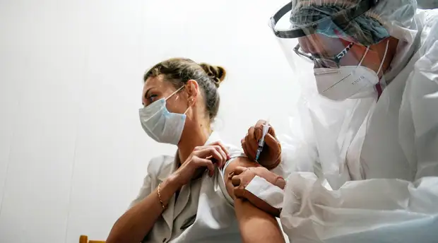 Зарегистрирована в 45 странах: вакцина «Спутник V» вышла на второе место по числу одобривших её государств