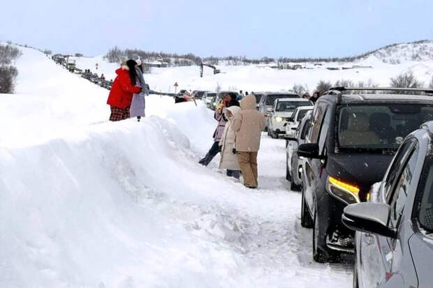 Последние застрявшие у Териберки туристы отправились в Мурманск в сопровождаемой колонне