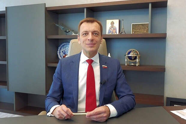 Депутат добавил себя на фото с мероприятия с помощью фотошопа
