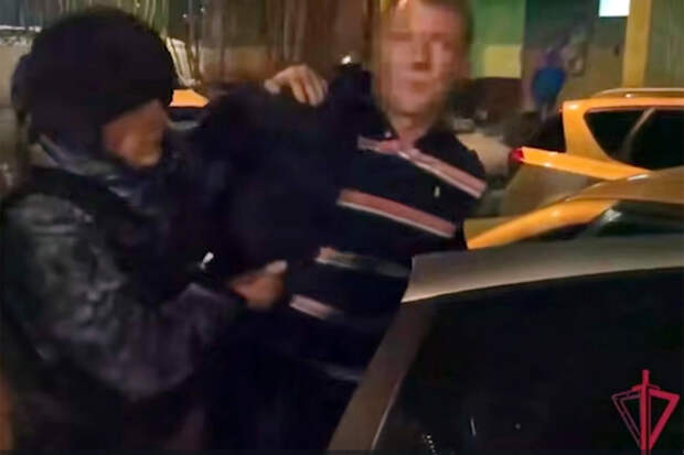 В Москве на видео сняли, как мужчина напал на скорую с медиками и разбил авто