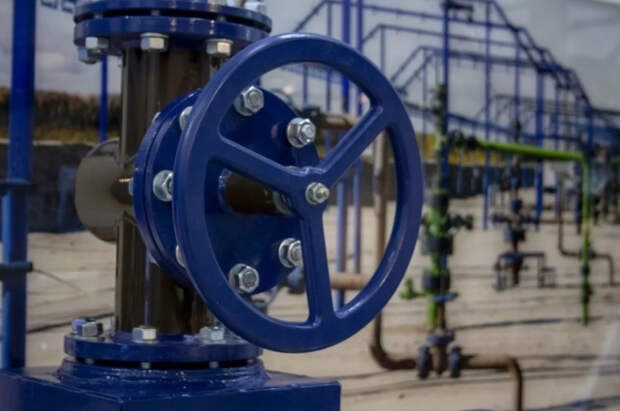 Орбан и Фицо договорились добиваться в ЕС отмены запрета на российскую нефть и газ