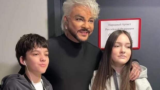 Взлохмаченный и в халате: Киркоров отметил день рождения с сыном, дочерью и новым членом семьи