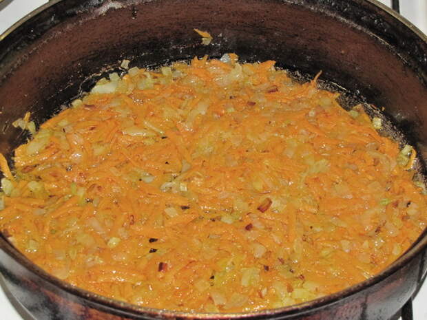 Добавить натертую морковь. пошаговое фото этапа приготовления картошки с мясом в горшочках