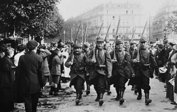 На начальном этапе Первой мировой войны касок не было почти ни у кого. |Фото: livejournal.com.