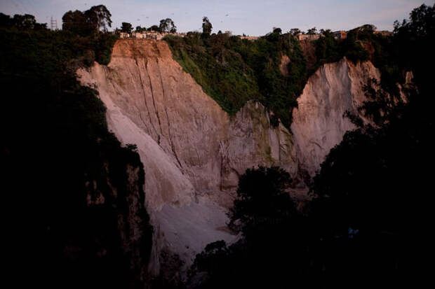 Опасная работа на свалке в Гватемале