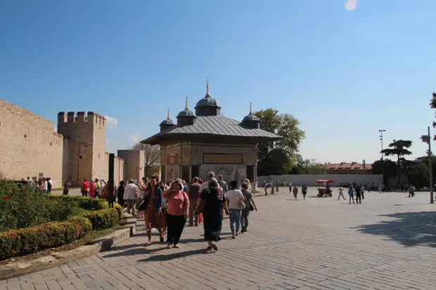 Вход в Большой Дворец и Фонтан Ахмеда III на его фоне Вход в Большой Дворец и Фонтан Ахмеда III на его фоне