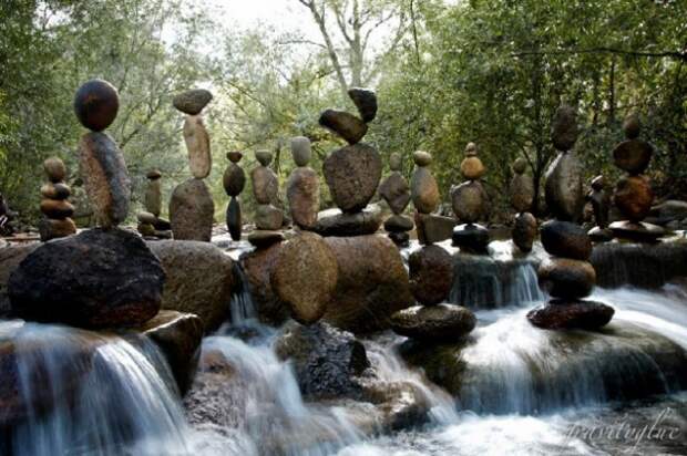 Невероятные балансирующие камни вопреки гравитации