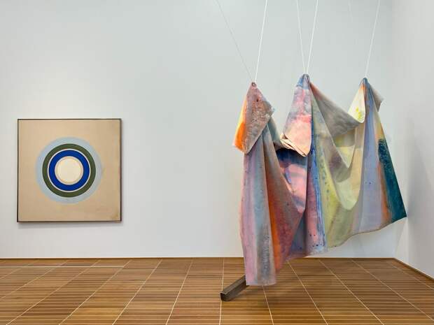 Слева Sam Gilliam. Rondo, 1971. Справа Kenneth Noland. Winter Sun, 1962