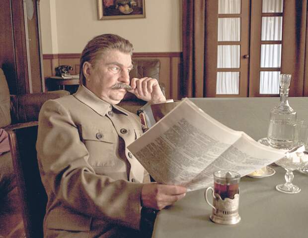 Сергей Колтаков совершенно не похож на Сталина, однако актер настолько вжился в образ, что его игра стала украшением сериала Сергей Колтаков совершенно не похож на Сталина, однако актер настолько вжился в образ, что его игра стала украшением сериала