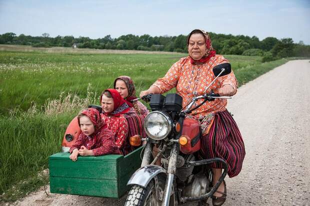 Бабушка с внучками на мотоцикле