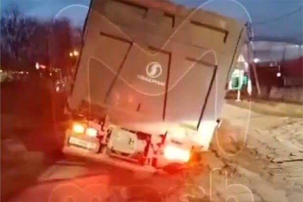 Грузовик засосало под асфальт в российском городе