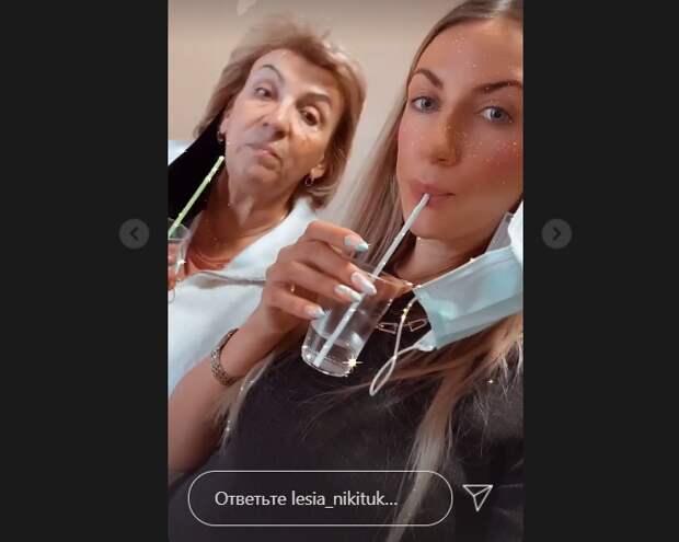 Леся Никитюк с мамой пьют минеральную воду