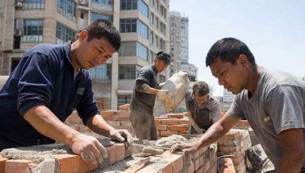 Торговец людьми в каске