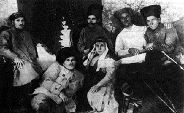 Нестор Махно (второй слева) и командующие Революционной повстанческой армией Украины, 1920 год. Источник: makhno.ru