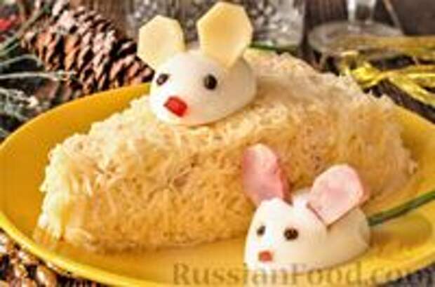 Фото к рецепту: Новогодний салат с крабовыми палочками, ветчиной и сыром