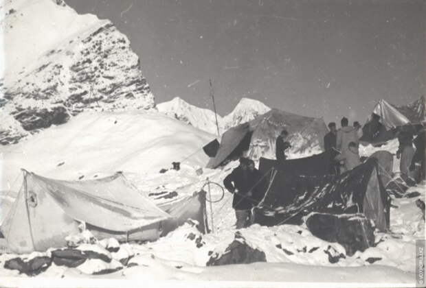 Лагерь около озера Мерцбахера. 3304 м. 1955 год. В сердце стихии 19 августа В тот год было много...