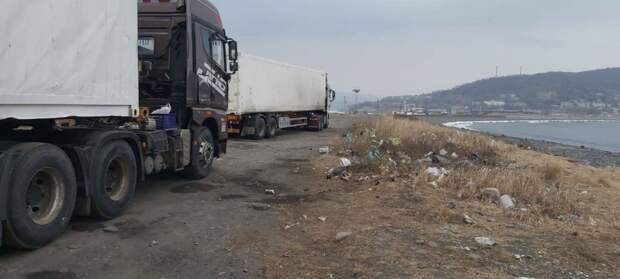 Китайские фуры вызвали скандал в приморском поселке