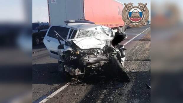 Водитель и пассажирка иномарки погибли в ДТП с грузовиком в Саратовской области