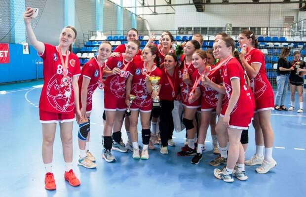 Астраханские гандболистки выиграли серебро Всероссийских соревнований среди девушек до 15 лет