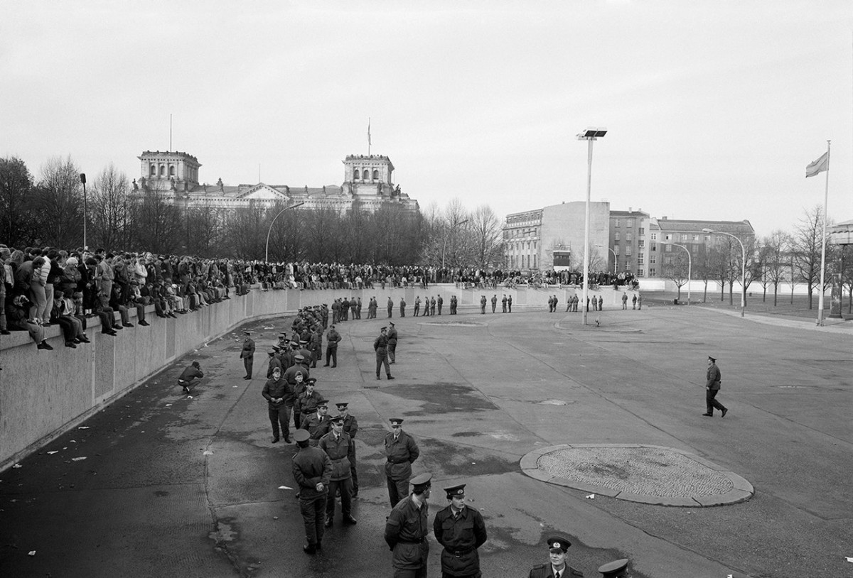 7 легендарных фото крушения Берлинской стены, сделанных фотографом Марком Пауэром