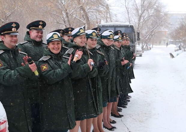 В Оренбурге Ансамбль песни и пляски РВСН «Красная звезда» поздравил песнями военных лет ветерана Великой Отечественной войны