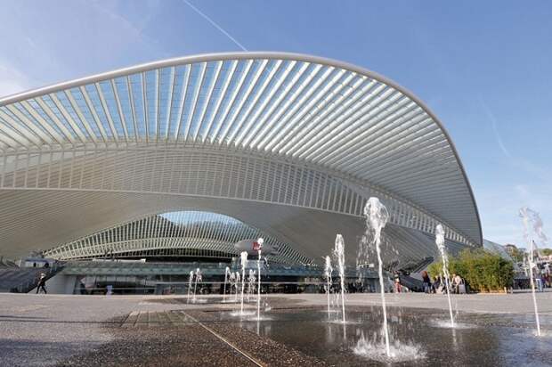 Конструкция из стекла и металла создает иллюзию невесомости. (Вокзал в Льеже, Бельгия).