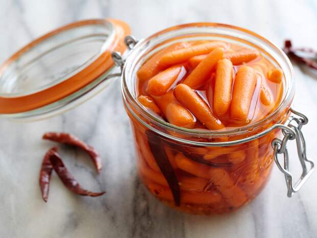 Морковь должна мариноваться в рассоле несколько дней. / Фото: sadgrad.ru