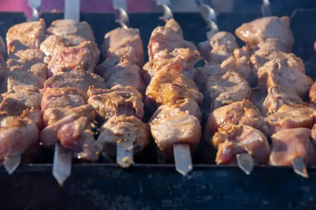 Мясо, рыбы, овощи и брынза: ведущие Русского Радио поделились любимыми рецептами шашлыков