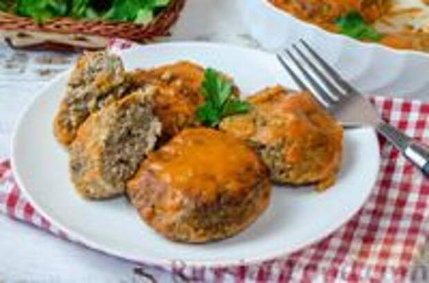 Фото к рецепту: Тефтели из куриной печени и сердечек, с рисом и сыром (в духовке)