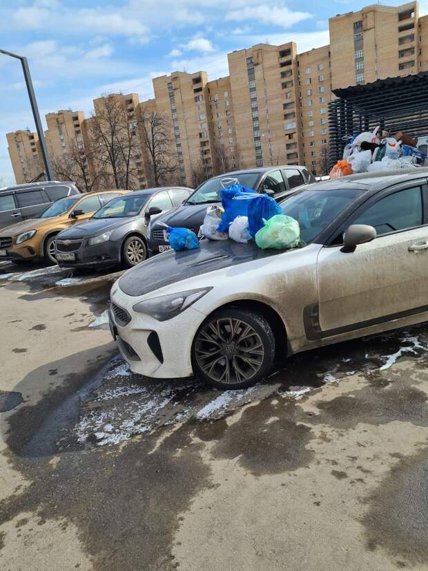Припаркованную у помойки в Отрадном машину закидали мусором